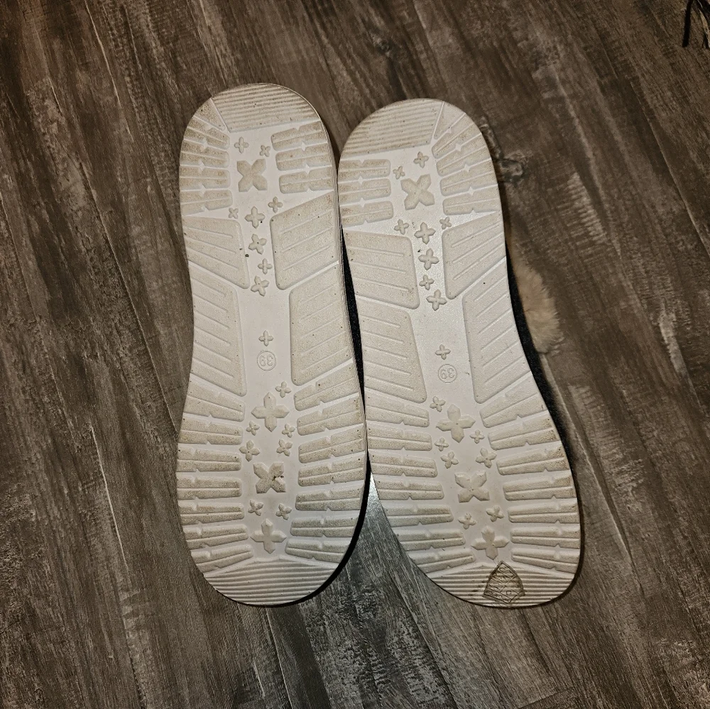 Cute pull on shoes - Picture 7 of 7